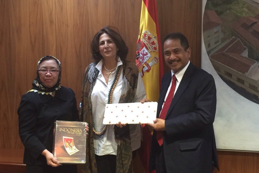 Menteri Pariwisata Arief Yahya berfoto bersama Menteri Pariwisata Spanyol Isabel Maria Borrego Cortes (tengah).