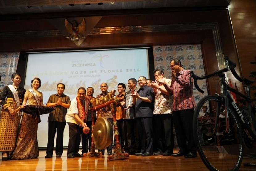 Menteri Pariwisata Arief Yahya bersama dengan Wakil Gubernur NTT meresmikan event Tour de Flores 2016, Kamis (28/1)