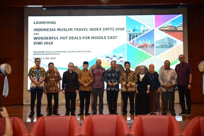 Menteri Pariwisata Arief Yahya bersama sejumlah tokoh, meresmikan Indonesia Muslim Travel Index (IMTI).  