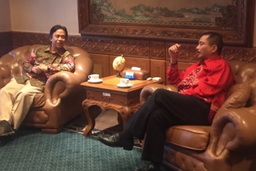 Menteri Pariwisata Arief Yahya dan Pembina Ridis Bikerzz Rapsel Ali, saat membicarakan rencana kegiatan Wonderful Indonesia Touring, Rabu (18/11). 