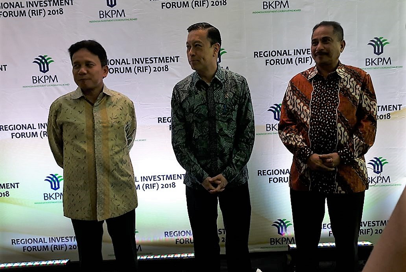 Menteri Pariwisata Arief Yahya (kanan batik merah) , Kepala BKPM Thomas Trikasih Lrmbong (tengah batik hijau) dan Deputi Gubernur Senior Bank Indonesia Mirza Adityaswara(kiri batik kuning). 