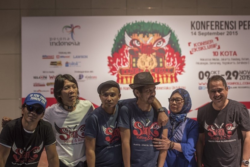   Menteri Pariwisata Arief Yahya (kanan) bersama anggota band Slank (dari kiri) Kaka, Bimbim, Ivanka, Ridho, dan Manajer Slank Bunda Iffet berpose saat konferensi pers konser Slank Reog and Roll di Gedung Sapta Pesona Kementerian Pariwisata, Jakarta, Senin