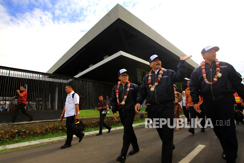 Menteri Pariwisata Arief Yahya (kedua kanan) ditemani Bupati Banyuwangi Abdulah Azwar Anas (ketiga kanan) meninjau Bandar Udara Banyuwangi, Jawa Timur, Kamis (15/2). 