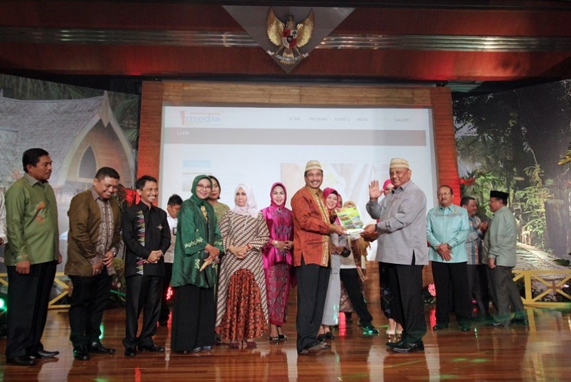 Menteri Pariwisata Arief Yahya (kiri) bersama Gubernur Gorontalo Ruslie Habibie (kanan) saat peluncuran Calender of Event Gorontalo 2016