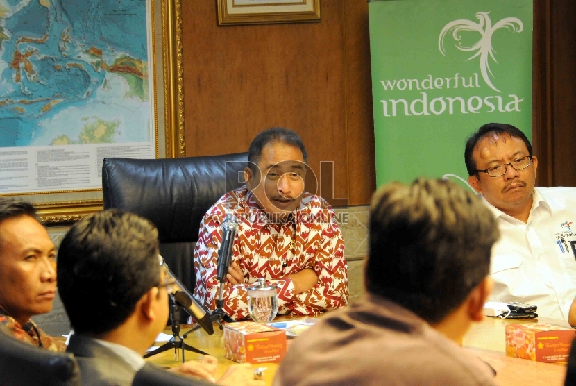 Menteri Pariwisata Arief Yahya memberikan keterangan kepada wartawan terkait destinasi halal dunia yang dianugerahkan kepada Indonesia di Gedung Kemeterian Pariwisata, Jakarta, Rabu (21/10). 