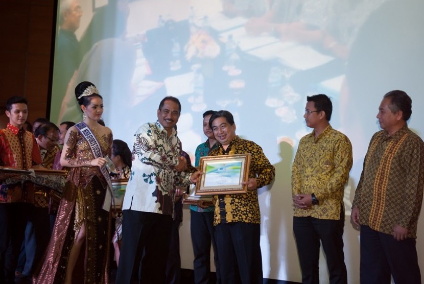 Menteri Pariwisata Arief Yahya memberikan penghargaan 'Green Hotel Award 2015'