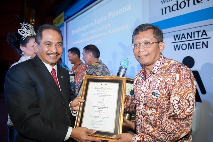 Menteri Pariwisata Arief Yahya memberikan penghargaan Sapta Pesona Toilet Umum Bersih di Bandara 2015