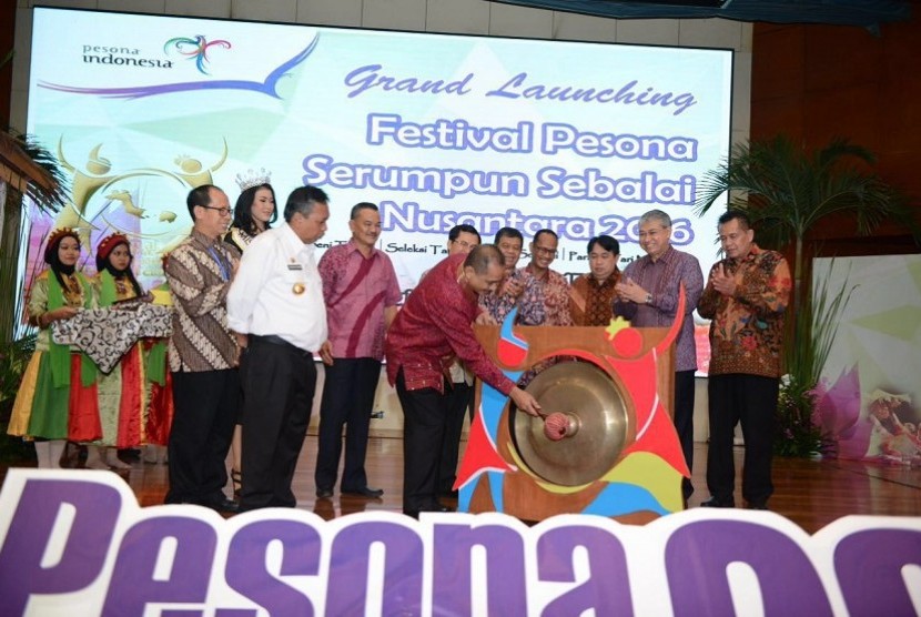 Menteri Pariwisata Arief Yahya memukul gong dalam peluncuran Festival Pesona Serumpun Sebalai Nusantara 2016