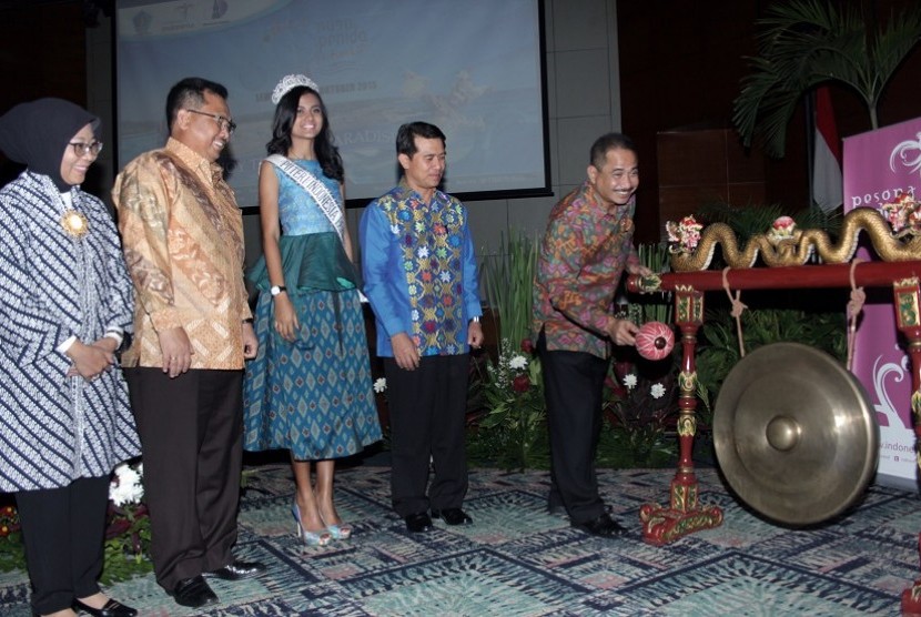 Menteri Pariwisata Arief Yahya memukul gong sebagai tanda peresmian Festival Nusa Penida 2015