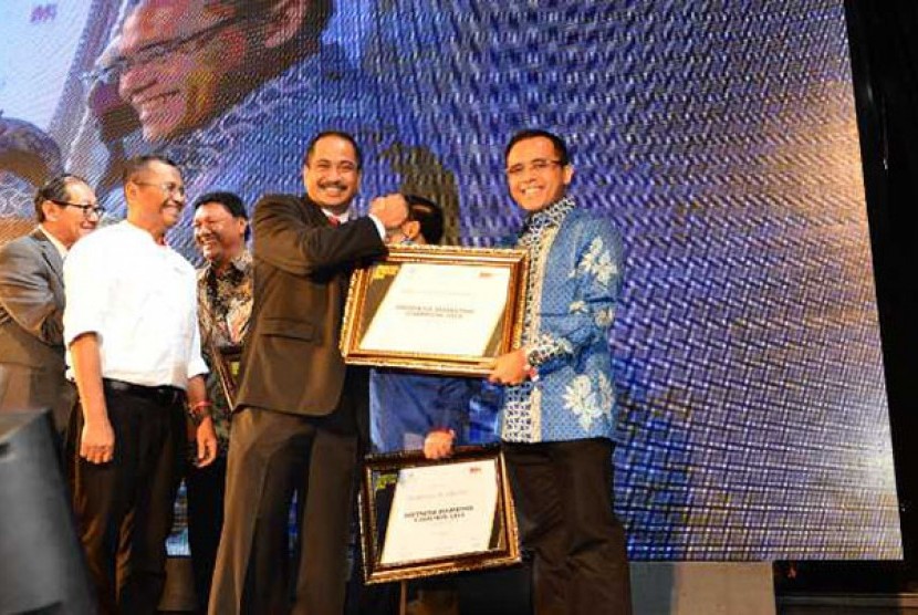 Menteri Pariwisata Arief Yahya menyerahkan piagam penghargaan Indonesia Marketing Champion kepada Bupati Banyuwangi Abdullah Azwar Anas
