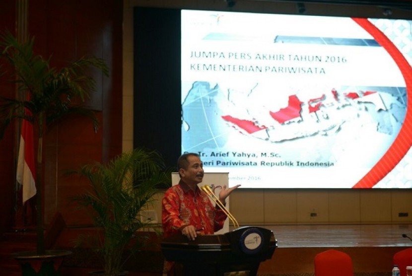 Menteri Pariwisata, Arief Yahya saat memberikan materi pada jumpa pers akhir tahun di Gedung Sapta Pesona, Jakarta, Rabu (21/12).