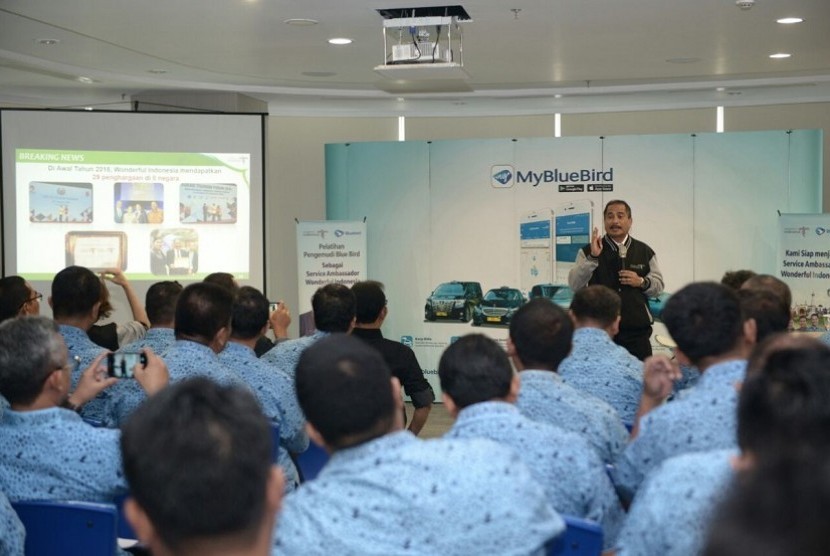 Menteri Pariwisata Arief Yahya saat memberikan pelatihan (Training of Trainer) program Wonderfu Indonesia Service Ambassador (WISA) bagi pengemudi Blue Bird