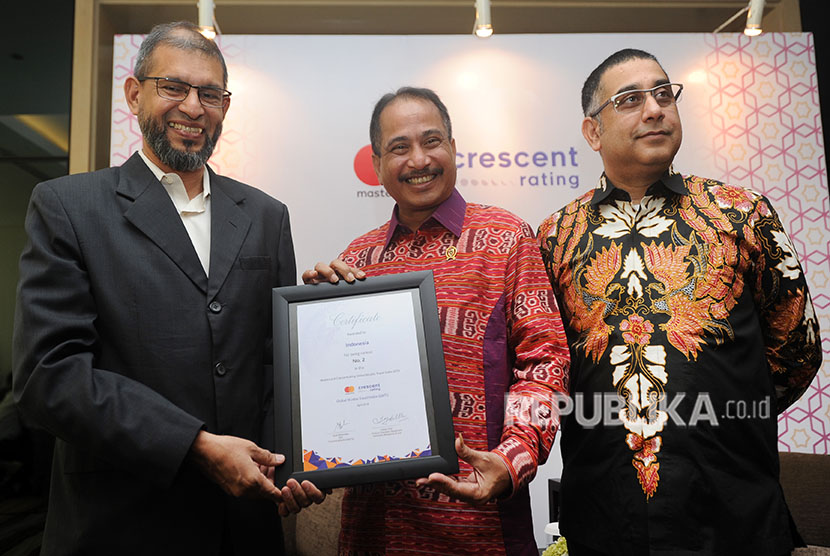 Menteri Pariwisata Arief Yahya (tengah), menerima sertifikat rating Global Muslim Travel Index (GMTI) 2018, yang diserahkan CEO CrescentRating & HalalTrip Fazal Bahardeen (kiri), disaksikan President Mastercard Indonesia, Malaysia dan Brunei Safdar Khan, di Jakarta, Rabu (11/4).