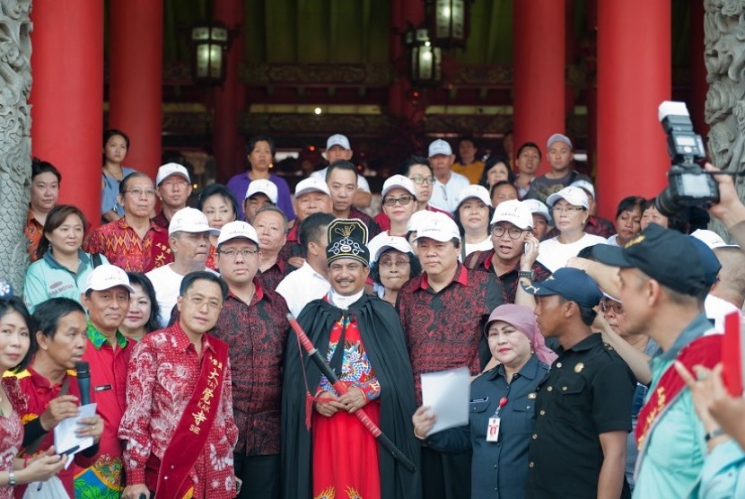 Menteri Pariwisata Arief Yahya (tengah) mengenakan baju kebesaran Kaisar Ming saat meresmikan jalur 
