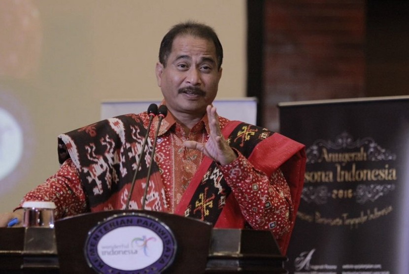 Menteri Pariwisata Arieg Yahya memberikan sambutan dalam malam penganugerahan Anugerah Pesona Indonesia 2016