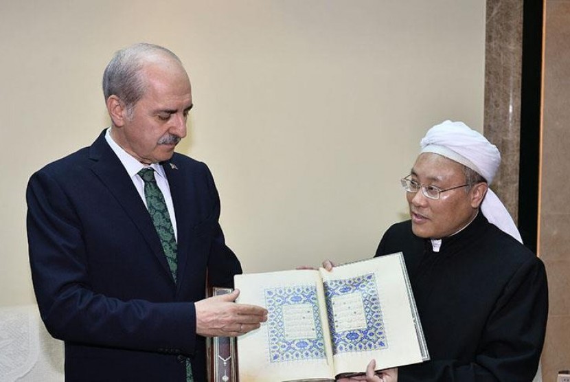 Menteri Pariwisata dan Budaya Turki Numan Kurtulmus (kiri) dan Mufti Shanghai Musa Cin. 