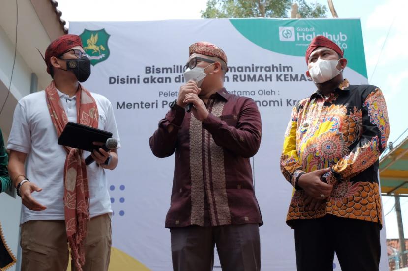 Menteri Pariwisata dan Ekonomi Kreatif/ Kepala Badan Pariwisata Ekonomi Kreatif, Sandiaga Salahuddin Uno (kiri) menghadiri peresmian Sumenep UMKM Halal Hub,  di Sumenep, Jawa Timur, Selasa (24/5).