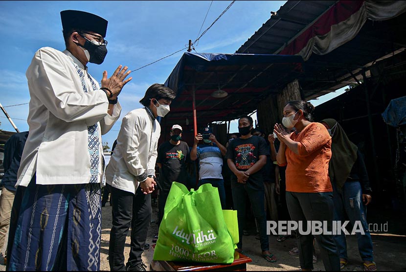 Menteri Pariwisata dan Ekonomi Kreatif (Manparekraf) Sandiaga Uno menyerahkan hewan kurban yang akan di potong di Rumah Pemotongan Hewan, Juanda, Depok, Jawa Barat, Selasa (20/7).
