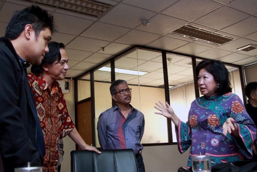 Menteri Pariwisata dan Ekonomi Kreatif Mari Elka Pangestu (kanan) berbincang dengan Ketua Pelaksana FFI 2013 Firman Bintang (dua kanan) dan dua juri FFI 2013 Dwiki Dharmawan (kiri) dan Ray Sahetapy (dua kiri) di Gedung Film, Jakarta, Kamis (31/10). 
