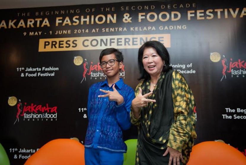 Menteri Pariwisata dan Ekonomi Kreatif Mari Elka Pangestu (kanan) dan desainer muda Rafi Ridwan (kiri) dalam acara Jakartra Fashion and Food Festival 2014, Ahad (18/5) di Jakarta. Mari Elka memuji kreativitas Rafi Ridwan yang masih berusia 11 tahun, namun 