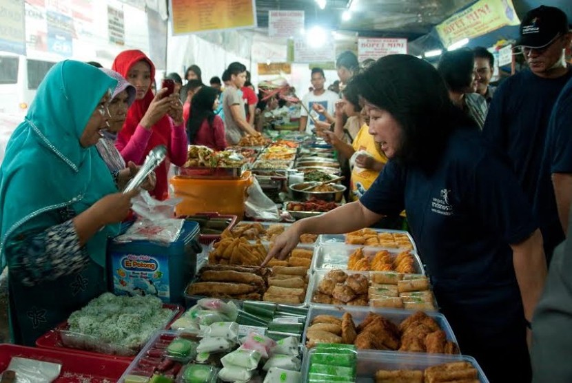 Menteri Pariwisata dan Ekonomi Kreatif Mari Elka Pangestu saat berkunjung dan berbelanja di pasar Ramadhan Bendungan Hilir, Jakarta Pusat, Senin (7/7).