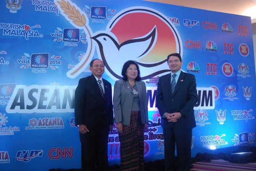 Menteri Pariwisata dan Ekonomi Kreatif (Mari Elka Pangestu) tengah bersama sekjen UNWTO dan Dubers RI untuk Malaysia di ajang ASEAN Tourism Forum di Kuching, Sarawak, Malaysia. Forum tersebut berlangsung pada 19-20 Januari 2014