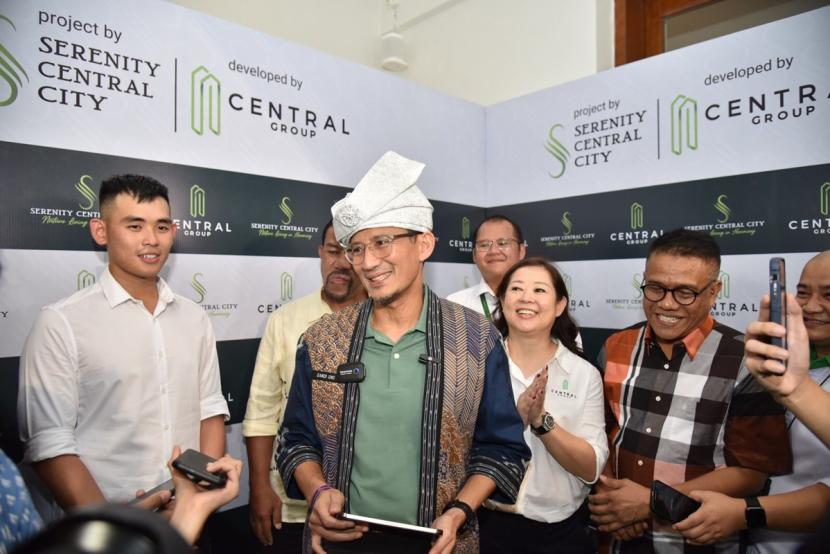 Menteri Pariwisata dan Ekonomi Kreatif (Menparekraf) RI, Sandiaga Salahudin Uno, mengunjungi Sekupang, Kota Batam, dalam rangka meninjau langsung potensi investasi dan pengembangan pariwisata kreatif di kawasan itu, Sabtu (30/3/2024).