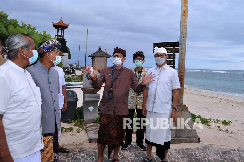 Menteri Pariwisata dan Ekonomi Kreatif (Menparekraf) Sandiaga Uno (tengah) berdiskusi dengan pengelola kawasan wisata di Pantai Pandawa, Badung, Bali, Kamis (11/2/2021). Kunjungan itu dilakukan Menparekraf Sandiaga Uno disela berkantor di Bali untuk berdiskusi langsung dengan pengelola dan pelaku pariwisata setempat yang mengalami penurunan pendapatan karena minimnya kunjungan wisatawan akibat pandemi COVID-19. 