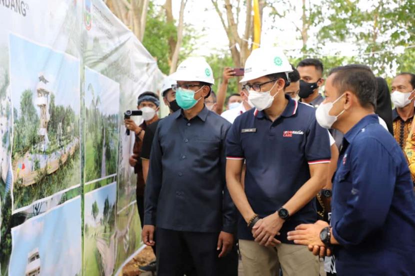 Menteri Pariwisata dan Ekonomi Kreatif (Menparekraf), Sandiaga Salahuddin Uno mengunjungi Desa Wisata Cangkuang, Kecamatan Leles, Kabupaten Garut, Ahad (22/8).