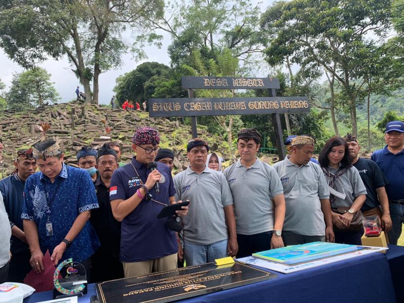 Menteri Pariwisata dan Ekonomi Kreatif (Menparekraf) Sandiaga Salahuddin Uno menyambangi desa wisata Gunung Padang, Kabupaten Cianjur.
