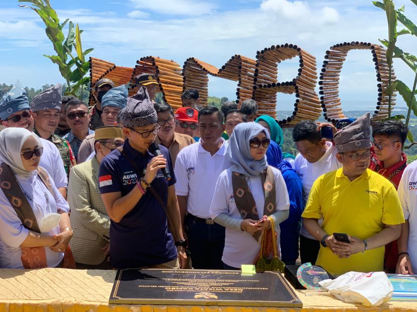 Menteri Pariwisata dan Ekonomi Kreatif (Menparekraf) Sandiaga Salahuddin Uno menyambangi Desa Kambo, Kota Palopo, Sulawesi Selatan (Sulsel). 