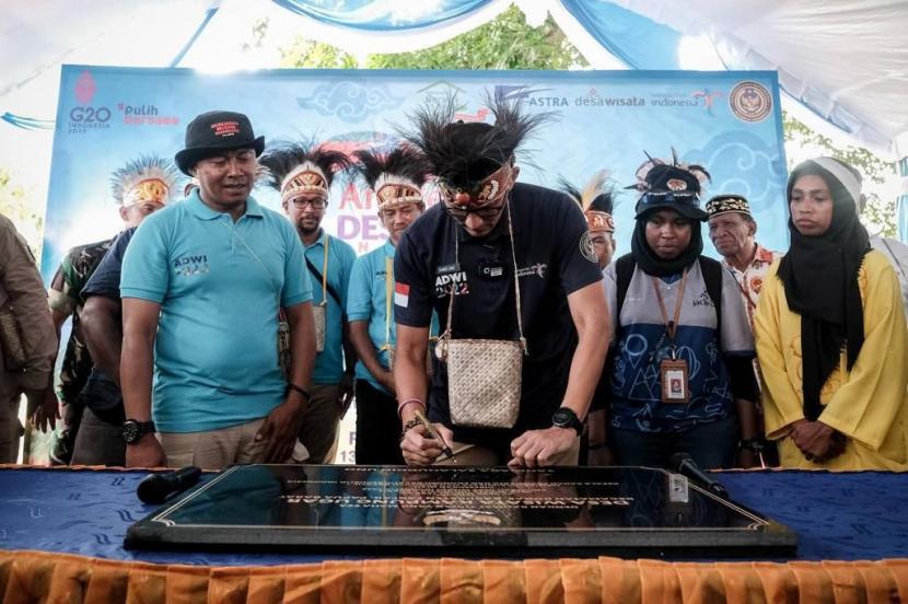 Menteri Pariwisata dan Ekonomi Kreatif (Menparekraf) Sandiaga Salahuddin Uno menandatangani prasasti desa wisata Kampung Ugar, Fakfak, Provinsi Papua.  