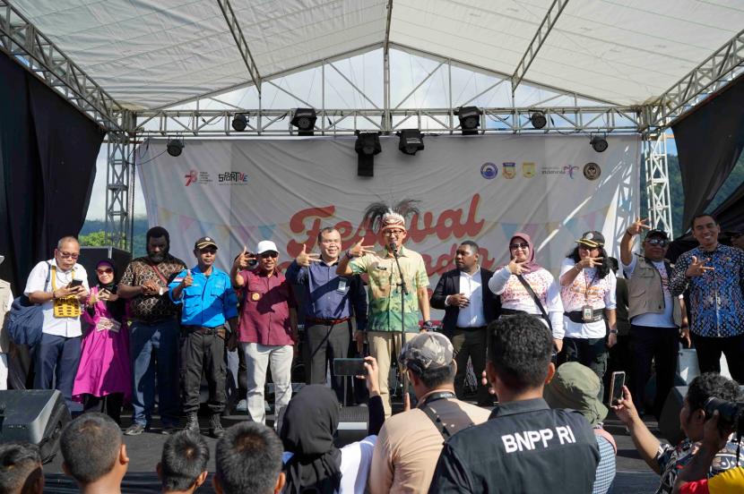 Menteri Pariwisata dan Ekonomi Kreatif (Menparekraf) Sandiaga Salahuddin Uno mengapresiasi kesuksesan penyelenggaraan Festival Crossborder Skouw 2023 yang berlangsung pada 6 Juli 2023.