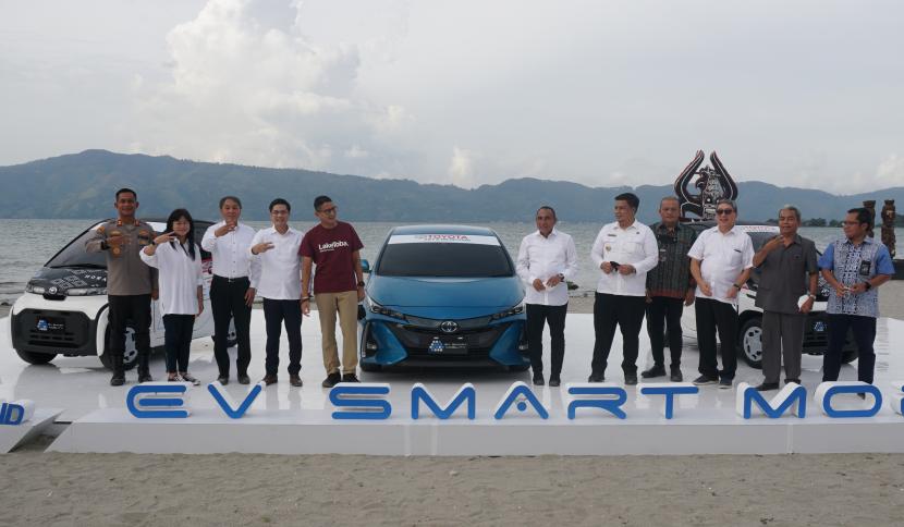 Menteri Pariwisata dan Ekonomi Kreatif (Menparekraf) Sandiaga Uno, (kelima kiri), Gubernur Sumatera Utara Edy Rahmayadi (keenam kanan), Bupati Samosir Vandiko Timotius Gultom (kelima kanan), Wakil Presiden Direktur PT Toyota-Astra Motor (TAM) Henry Tanoto (keempat kiri), Wakil Presiden Direktur PT. TMMIN, Nandi Julianto (ketiga kanan), Direktur PT Toyota-Astra Motor (TAM) Nini Tjandrasa (kedua kiri) berpose saat peresmian Toyota EV Smart Mobility di Danau Toba, Samosir Sumatera Utara, Selasa (19/7/2022). Toyota EV Smart Mobility merupakan wujud komitmen dan aksi nyata Toyota Indonesia untuk mendukung Pemerintah Indonesia menuju netralitas karbon dengan mempopulerkan teknologi listrik khususnya di daerah wisata sekaligus mendorong upaya pengembangan Ecotourism.