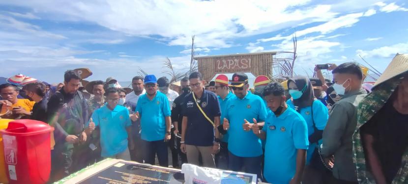 Menteri Pariwisata dan Ekonomi Kreatif (Menparekraf), Sandiaga Uno, mengunjungi Desa Wisata Lapasi, Jailolo, Kabupaten Halmahera Barat, Maluku Utara.