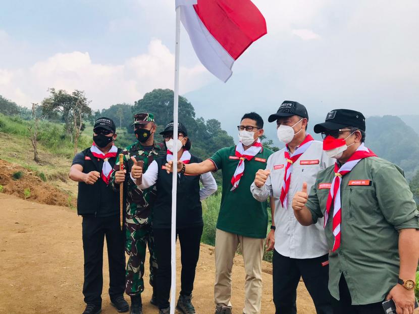 Menteri Pariwisata dan Ekonomi Kreatif (Menparekraf) Sandiaga Uno saat peletakkan batu pertama di Ekowisata Alam Eiger Adventure Land di Desa Sukagalih, Kecamatan Megamendung, Kabupaten Bogor, Ahad (17/10). 