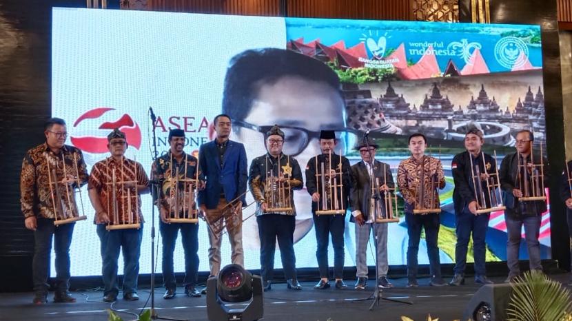 Menteri Pariwisata dan Ekonomi Kreatif (Menparkraf) Sandiaga Uno saat hadir secara daring di acara Annual Meeting 2023 Ide Preneur Club di Mason Pine, Kota Baru Parahyangan, Bandung, Sabtu (25/2/2023).