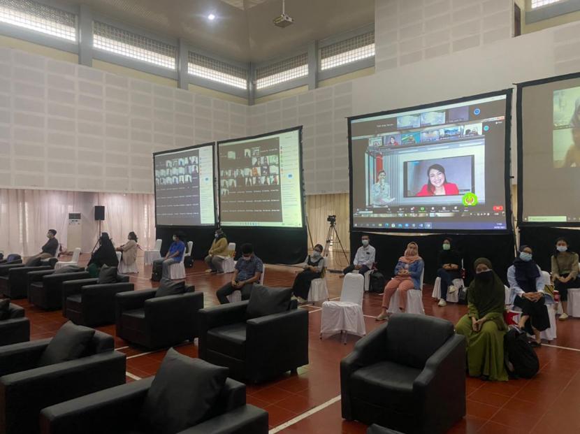 Menteri Pariwisata dan Ekonomi Kreatif Republik Indonesia Sandiaga Salahuddin Uno menyampaikan kuliah dengan tema “Menyikapi Dunia Kerja di Masa Pandemi Covid-19”. 