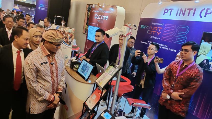 Menteri Pariwisata dan Ekonomi Kreatif Republik Indonesia Sandiaga Salahuddin Uno melihat pameran di ISCC 2023