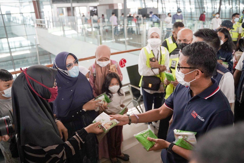 Menteri Pariwisata dan Ekonomi Kreatif RI (Parekraf), Sandiaga Uno datang meninjau persiapan bandara dan penerapan protokol kesehatan di Terminal 3 Bandara Soekarno Hatta didampingi Direktur SDM PT Angkasa Pura II, Ajar Setiadi, Executive General Manager (EGM) Bandara Soekarno-Hatta Agus Haryadi, Direktur Operasional PT Angkasa Pura II, Muhammad Wasid, dan Staf Ahli Menparekraf Bidang Manajemen Krisis Henky Manurung dan Chief Sales & Marketing Officer Enesis Group, Ryan Tirta Yudhistira.