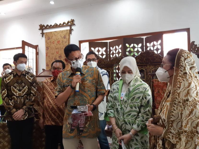 Menteri Pariwisata dan Ekonomi Kreatif RI, Sandiaga Salahuddin Uno, saat mengunjungi pameran batik di Museum Batik Danar Hadi, Solo, Jawa Tengah, Sabtu (9/10). 