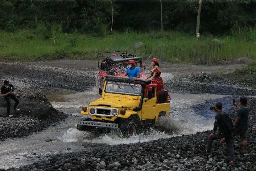 Menteri Pariwisata dan Ekonomi Kreatif RI Sandiaga Salahudin Uno mencoba salah satu trak wisata sungai saat sosialisasi Desa Wisata di Desa Pentingsari, Sleman, Yogyakarta.