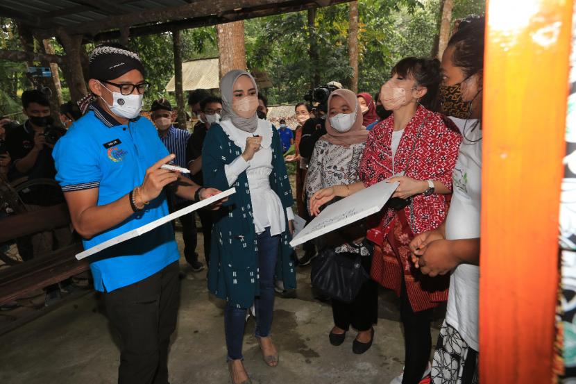  Menteri Pariwisata dan Ekonomi Kreatif RI Sandiaga Salahudin Uno melakukan sosialisasi Desa Wisata di Desa Pentingsari, Sleman, Yogyakarta.