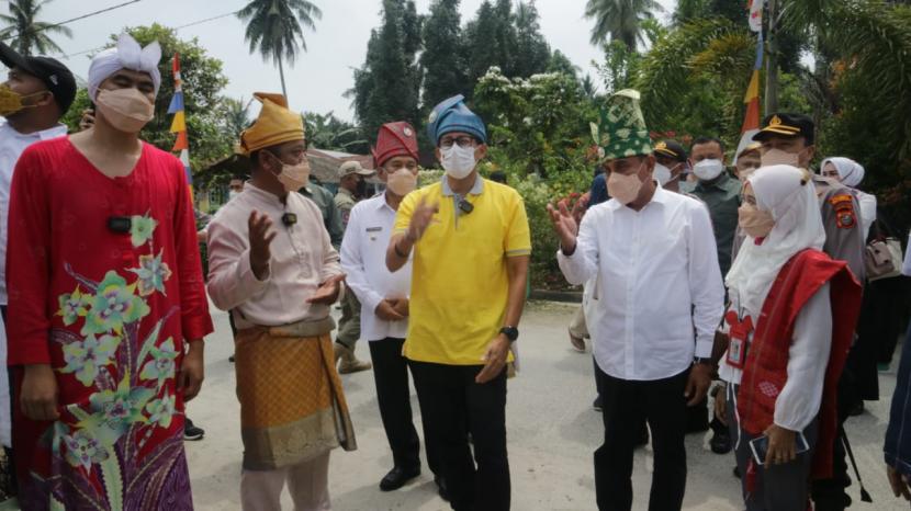 Menteri Pariwisata dan Ekonomi Kreatif Sandiaga Salahuddin Uno berada di Desa wisata Denai Lama, Kabupaten Deli Serdang, Provinsi Sumut dalam rangka sosialisasi 