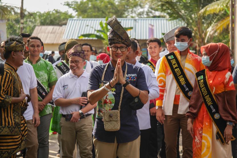 Menteri Pariwisata dan Ekonomi Kreatif Sandiaga Salahuddin Uno berkunjung ke Desa Wisata Kampung Tua Bakau Serip, Kota Batam.