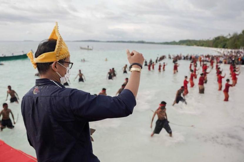 Menteri Pariwisata dan Ekonomi Kreatif Sandiaga Salahuddin Uno kagum dengan adanya pantai Ngurbloat yang ada di Desa Wisata Ngilngof, Kecamatan Manyeuw, Kabupaten Maluku Tenggara, Maluku. 