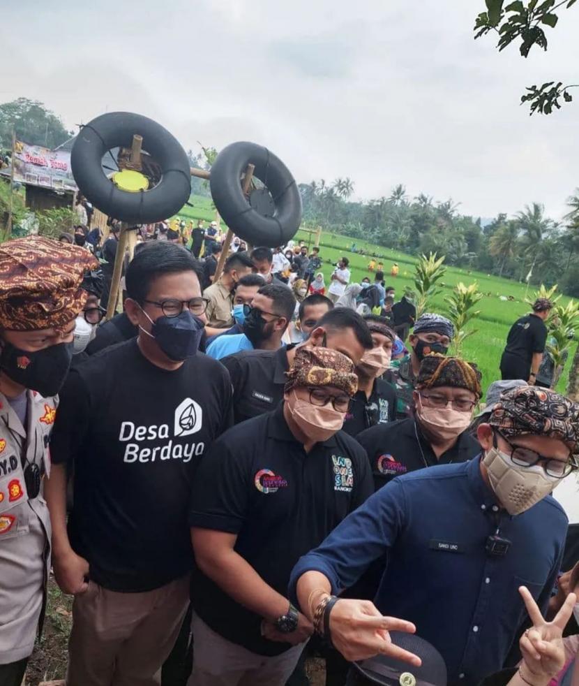 Menteri Pariwisata dan Ekonomi Kreatif, Sandiaga Salahuddin Uno memberikan apresiasi kepada Rumah Zakat atas Program Desa Berdaya. Hal itu diungkapkan dalam kunjungannya ke DesaBerdaya Cisande yang telah ditetapkan menjadi 50 Desa Wisata Terbaik di Indonesia.