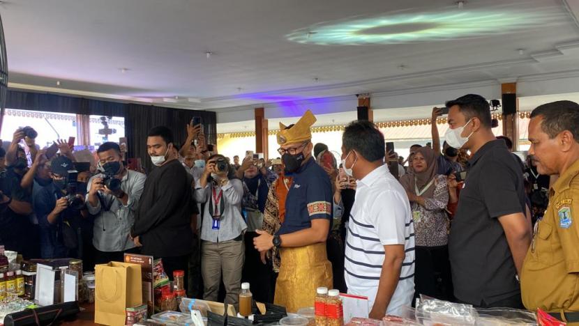 Menteri Pariwisata dan Ekonomi Kreatif Sandiaga Salahuddin Uno mengunjungi stan ekraaf dan kuliner saat mengharisi KaTa Kreatif Indonesia 2022 di Kota Binjai.