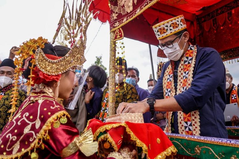 Menteri Pariwisata dan Ekonomi Kreatif Sandiaga Salahuddin Uno menjadi menteri Pertama yang datang ke Desa Rigis Jaya, Lampung Barat.
