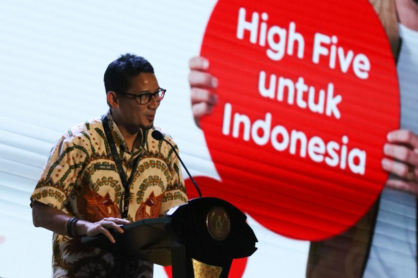 Menteri Pariwisata dan Ekonomi Kreatif Sandiaga Salahuddin Uno. Indonesia akan mereviu penerbangan langsung dari sejumlah negara guna mencegah penyebaran varian baru Covid-19, Omicron.